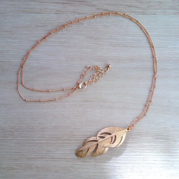 Feathery Pendant Necklace - Picture 1 of 3